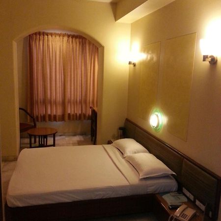 Hotel Ashray International, Sion - Near Bkc Мумбаи Экстерьер фото
