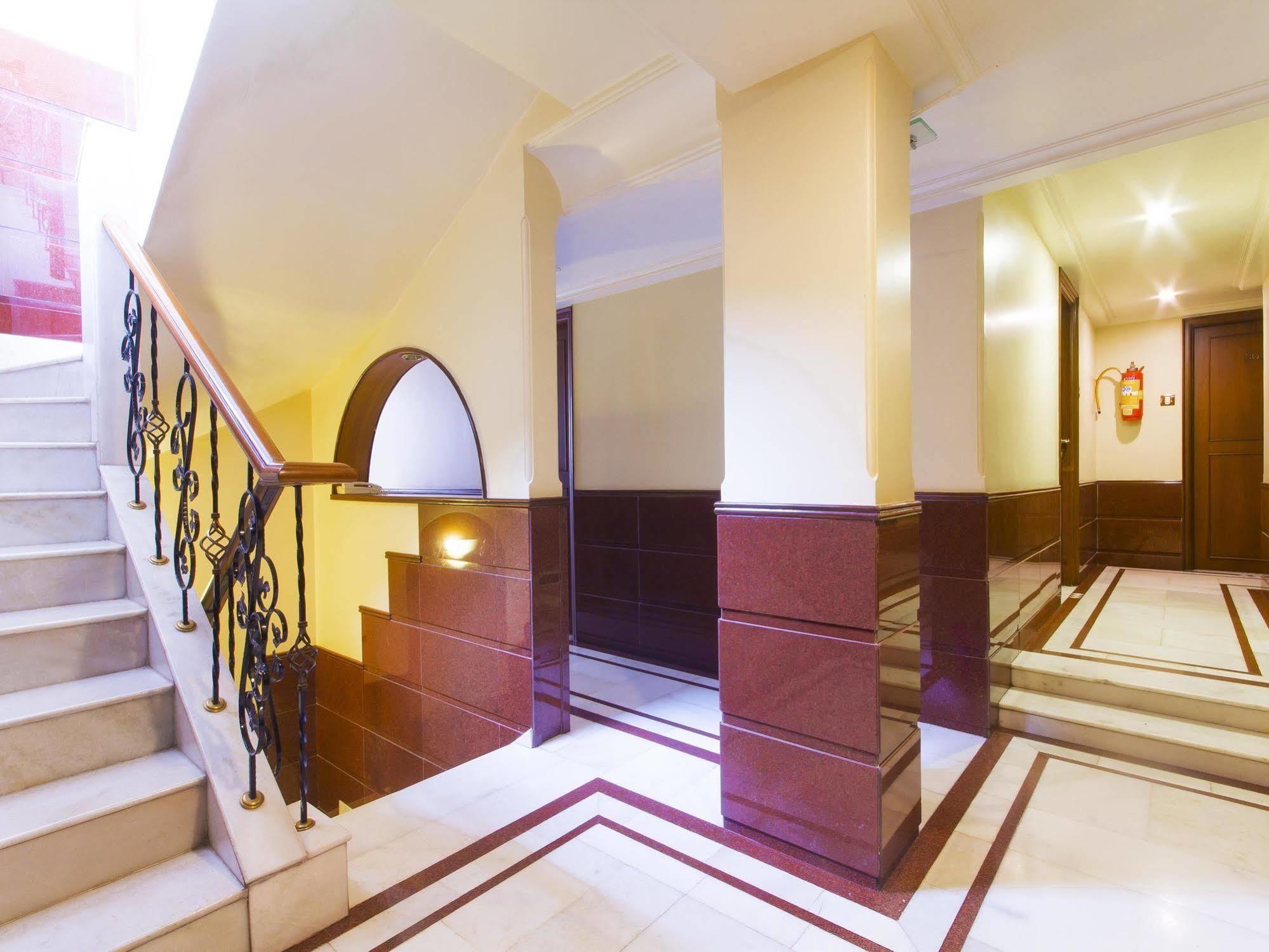 Hotel Ashray International, Sion - Near Bkc Мумбаи Экстерьер фото