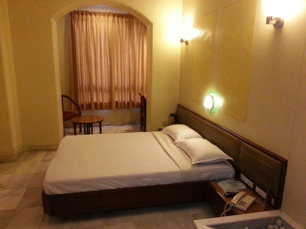 Hotel Ashray International, Sion - Near Bkc Мумбаи Экстерьер фото